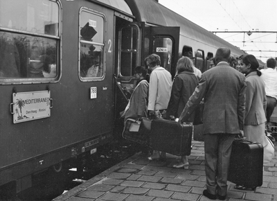 171333 Afbeelding van instappende treinreizigers in de Mediterraneo van Den Haag naar Rimini op het N.S.-station Venlo ...